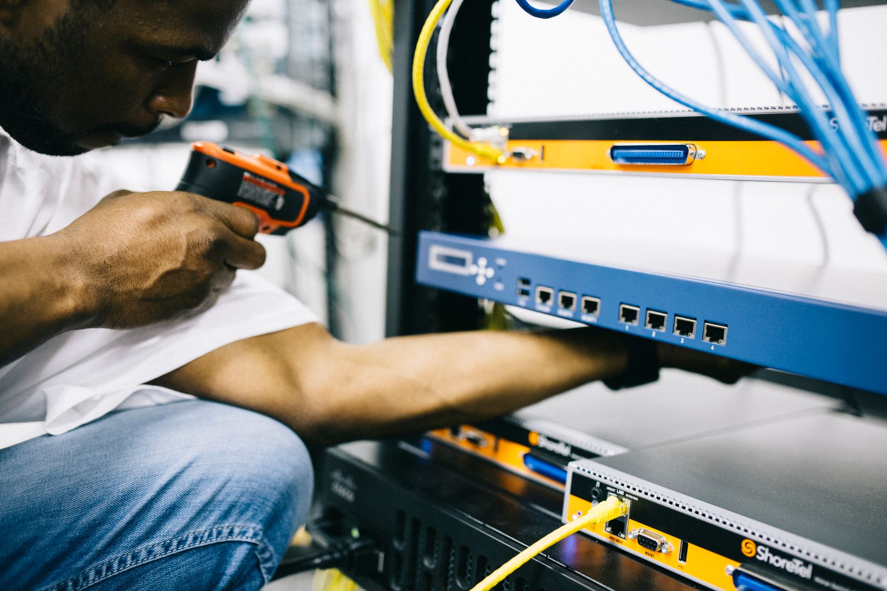 Technicien intervenant sur une infrastructure réseau